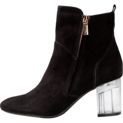 Marcel Ostertag x Tamaris Botki black. Czarne botki damskie Marcel Ostertag x Tamaris, z materiału, klasyczne. Za 399,00 zł.