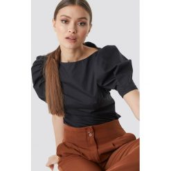 NA-KD Trend Fitted Puff Sleeve Top - Black. Czarne topy damskie marki NA-KD Trend, bez wzorów, bez kołnierzyka. Za 121,95 zł.