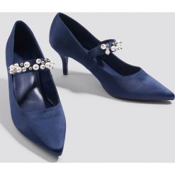NA-KD Shoes Satynowe czółenka ze zdobionym paskiem - Blue. Niebieskie buty ślubne damskie marki NA-KD Shoes, w paski, z satyny, na obcasie. W wyprzedaży za 54,58 zł.