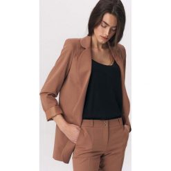 Karmelowy Elegancki Wydłużany Żakiet z Ozdobnym Guzikiem. Różowe marynarki damskie NIFE, s, bez wzorów, z elastanu. Za 179,90 zł.