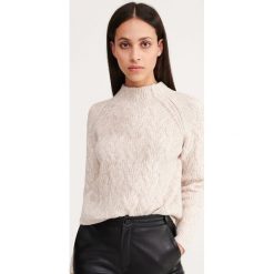 Sweter z dekoracyjnym splotem - Beżowy. Brązowe swetry damskie Reserved, m, bez wzorów, ze splotem, bez rękawów, bez kaptura. W wyprzedaży za 59,99 zł.