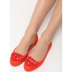 Czerwone Balerinki The Race. Czerwone baleriny damskie marki Born2be, w kwiaty, ze skóry, bez obcasa, na płaskiej podeszwie. Za 49,99 zł.