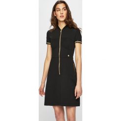 Versace Jeans - Sukienka. Czarne sukienki damskie Versace Jeans, na co dzień, bez wzorów, z elastanu, casualowe, z włoskim kołnierzykiem, bez rękawów, mini, proste. Za 1099,00 zł.
