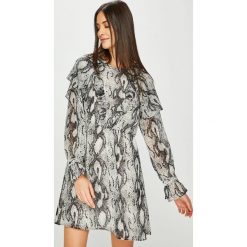 Only - Sukienka. Białe sukienki damskie ONLY, na co dzień, bez wzorów, z poliesteru, casualowe, z okrągłym kołnierzem, z długim rękawem, długie, mini, rozkloszowane. W wyprzedaży za 79,90 zł.
