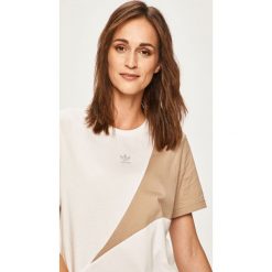 Adidas Originals - T-shirt. Białe topy damskie adidas Originals, bez wzorów, z bawełny, z okrągłym kołnierzem. W wyprzedaży za 139,90 zł.