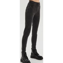 Jegginsy skinny - Szary. Szare jeansy damskie Cropp, bez wzorów, z jeansu. Za 59,99 zł.
