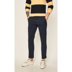 Izod - Spodnie. Niebieskie spodnie męskie IZOD, bez wzorów, z elastanu. W wyprzedaży za 149,90 zł.