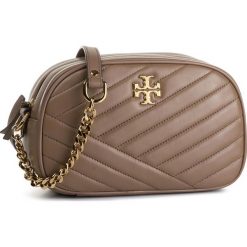 Torebka TORY BURCH - Kira Chevron Camera Bag 60236 Classic Taupe 250. Pomarańczowe listonoszki damskie Tory Burch, z aplikacjami, ze skóry, zdobione, bez dodatków. Za 1699,00 zł.