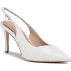 Sandały GUESS - Balise2 FL6BS2 PAF05 WHITE. Białe klapki damskie Guess, z aplikacjami, ze skóry ekologicznej, bez obcasa, na obcasie. W wyprzedaży za 469,00 zł.