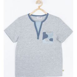 Coccodrillo - T-shirt dziecięcy 92-122 cm. Szare t-shirty chłopięce COCCODRILLO, bez wzorów, z dzianiny, bez rękawów. W wyprzedaży za 22,90 zł.