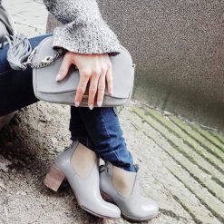 Nieocieplane sztyblety na obcasie - skóra naturalna - model 455 - kolor szary błyszczący. Szare botki damskie Zapato, na zimę, ze skóry, klasyczne, na wysokim obcasie, na obcasie, bez zapięcia. W wyprzedaży za 319,20 zł.