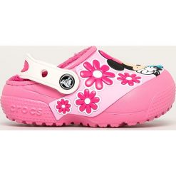 Crocs - Klapki. Różowe sandały dziewczęce Crocs, z materiału, bez zapięcia. W wyprzedaży za 179,90 zł.