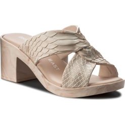 Klapki MELISSA - Python Heel + Baja Eas 32329 Pink 19736. Różowe klapki damskie Melissa, bez wzorów, z tworzywa sztucznego, bez obcasa, na obcasie. W wyprzedaży za 349,00 zł.