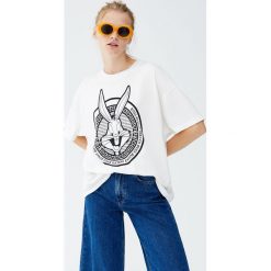 Koszulka z Królikiem Bugsem. Białe t-shirty damskie Pull&Bear. Za 69,90 zł.