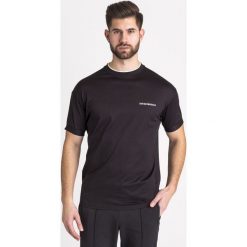 T-SHIRT Emporio Armani. Czarne t-shirty męskie xxl, z nadrukiem, z bawełny, z okrągłym kołnierzem. Za 200,00 zł.