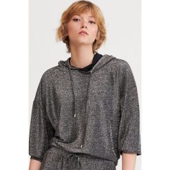 Bluza z błyszczącej dzianiny - Srebrny. Szare bluzy damskie Reserved, s, bez wzorów, z dzianiny, bez rękawów, bez kaptura. Za 69,99 zł.