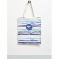 Torba shopper z nadrukiem. Białe torby damskie na zakupy Moodo, z nadrukiem, z nadrukiem, bez dodatków. Za 9,99 zł.