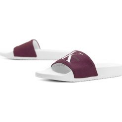 Calvin Klein Jeans Chantal RE9587-MRN. Klapki damskie Calvin Klein, w paski, z jeansu, bez obcasa. W wyprzedaży za 129,99 zł.
