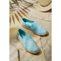 Jasnoniebieskie Espadryle Mignon. Niebieskie espadryle damskie Renee, bez wzorów, z materiału, bez obcasa, na płaskiej podeszwie. Za 29,99 zł.