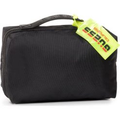 Kosmetyczka GUESS - Dan (Nylon) HMDNNY P0242 BLA. Czarne kosmetyczki męskie Guess, z aplikacjami, z tkaniny. Za 359,00 zł.
