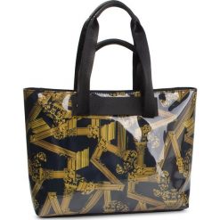 Torebka VERSACE JEANS - E1VTBBK2 71102 M27. Czarne torebki klasyczne damskie Versace Jeans, bez wzorów, z jeansu, klasyczne, na ramię, bez dodatków. W wyprzedaży za 469,00 zł.
