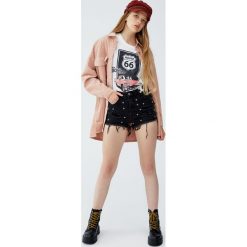 Jeansowe spodenki mom fit z kółkami. Czarne szorty damskie Pull&Bear, bez wzorów, z jeansu. Za 99,90 zł.