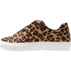 Billi Bi Sneakersy niskie beige. Brązowe trampki i tenisówki damskie Billi Bi, bez wzorów, ze skóry, bez zapięcia. Za 769,00 zł.