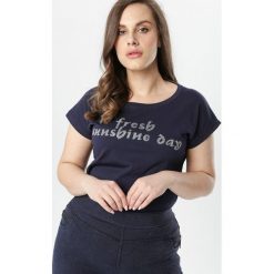 Granatowy T-shirt Poreimenis. Niebieskie bluzki damskie Born2be, xl, bez wzorów, bez kołnierzyka, bez rękawów. W wyprzedaży za 34,99 zł.