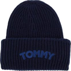 Czapka TOMMY HILFIGER - Logo Patch Beanie AW0AW05942 413. Niebieskie czapki damskie TOMMY HILFIGER, na zimę, bez wzorów, z wełny. W wyprzedaży za 99,00 zł.