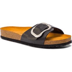 Klapki TAMARIS - 1-27521-22 Black 001. Czarne klapki damskie Tamaris, bez wzorów, ze skóry, bez obcasa. W wyprzedaży za 149,00 zł.