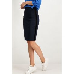 Spódnica w kolorze granatowym. Niebieskie spódniczki damskie Garcia, xs, w paski, midi. W wyprzedaży za 59,95 zł.