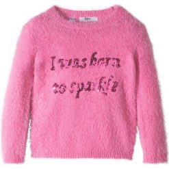 Sweter z puszystej przędzy, z cekinami bonprix różowy flaming - jeżynowy. Czerwone swetry dziewczęce marki bonprix, z okrągłym kołnierzem. Za 24,99 zł.