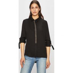 Guess Jeans - Koszula. Czarne bluzki damskie Guess Jeans, na co dzień, s, z aplikacjami, z wiskozy, klasyczne, z klasycznym kołnierzykiem, z długim rękawem. W wyprzedaży za 179,90 zł.