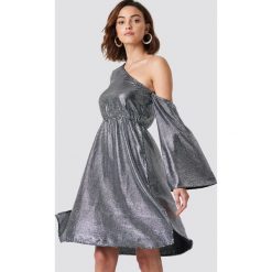 NA-KD Party Asymetryczna sukienka z cekinami - Silver. Szare sukienki damskie marki NA-KD Party, na imprezę, bez wzorów, z asymetrycznym kołnierzem, bez rękawów, asymetryczne. W wyprzedaży za 141,97 zł.