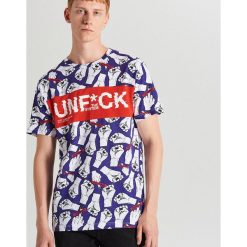Koszulka all over z napisem - Fioletowy. Fioletowe koszulki męskie Cropp, s, z napisami, bez kołnierzyka, bez rękawów. Za 49,99 zł.