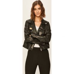 Guess Jeans - Ramoneska. Czarne kurtki damskie Guess Jeans, s, z aplikacjami, z elastanu, krótkie, bez kaptura. Za 699,90 zł.