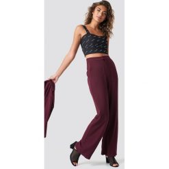 NA-KD Classic Dopasowane spodnie z szerokimi nogawkami - Red. Czerwone spodnie z wysokim stanem NA-KD Classic, z haftami, z poliesteru. Za 161,95 zł.