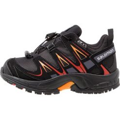 Salomon XA PRO 3D CSWP Obuwie do biegania Szlak black/fiery red. Czarne buty sportowe damskie Salomon, z gumy, do biegania. W wyprzedaży za 194,35 zł.