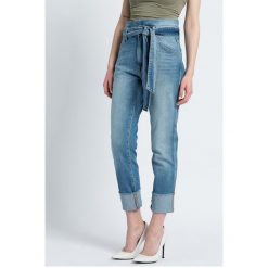 Pepe Jeans - Jeansy betty bowtie. Niebieskie jeansy damskie Pepe Jeans, w paski, z elastanu, z podwyższonym stanem. W wyprzedaży za 269,90 zł.