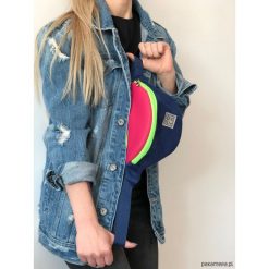 Nerka neonowa. Czerwone nerki damskie Pakamera, bez wzorów, ze skóry, bez dodatków. Za 149,00 zł.