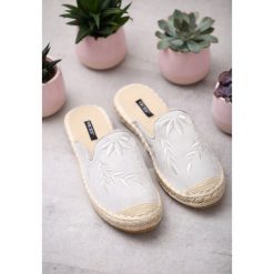 Szare Klapki Soft Ribbon. Szare klapki damskie Born2be, bez wzorów, bez obcasa. W wyprzedaży za 34,99 zł.