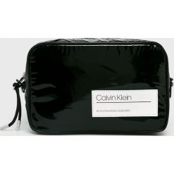 Calvin Klein - Torebka. Czarne torebki klasyczne damskie Calvin Klein, w paski, z poliesteru, casualowe, na ramię, małe, bez dodatków. Za 299,90 zł.