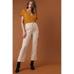 NA-KD Classic Luźne spodnie garniturowe - Beige. Brązowe spodnie z wysokim stanem NA-KD Trend, z materiału. Za 202,95 zł.
