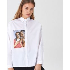 Koszula oversize z nadrukiem - Biały. Białe koszule damskie House, s, z nadrukiem. Za 79,99 zł.