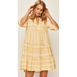 Vero Moda - Sukienka. Białe sukienki damskie Vero Moda, na co dzień, s, bez wzorów, z bawełny, casualowe, bez kołnierzyka, z krótkim rękawem, krótkie, mini, rozkloszowane. W wyprzedaży za 129,90 zł.