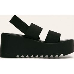 Steve Madden - Klapki. Czarne koturny damskie Steve Madden, bez wzorów, z gumy, bez obcasa, na obcasie. W wyprzedaży za 379,90 zł.