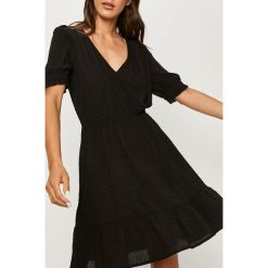 Answear - Sukienka Answear Lab. Czarne sukienki damskie ANSWEAR, na co dzień, s, bez wzorów, z wiskozy, casualowe, bez kołnierzyka, z krótkim rękawem, krótkie, mini, rozkloszowane. Za 149,90 zł.