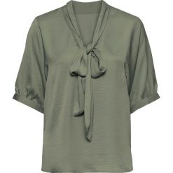 Bluzka oversize z krawatką bonprix oliwkowy. Zielone bluzki asymetryczne bonprix, z dekoltem w serek, z długim rękawem. Za 69,99 zł.
