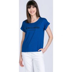 T-shirt z połyskującymi dżetami. Niebieskie t-shirty damskie Monnari, xl, z napisami, z wiskozy, bez kołnierzyka. W wyprzedaży za 49,95 zł.