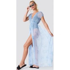 NA-KD Boho Sukienka kimono z guzikami - Blue. Niebieskie sukienki damskie NA-KD Boho, bez wzorów, z poliesteru, boho, bez kołnierzyka, bez rękawów, maxi. Za 100,95 zł.